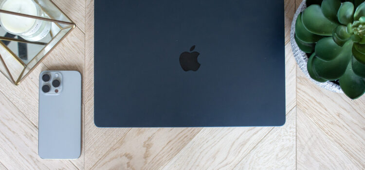 Apple Macbook Air 2022 M2 Chip (13.6″ Liquid Retina Display | 8GB Unified Memory | 256GB SSD Storage | 8-Core CPU | 8-Core GPU | 1 Year Apple International Warranty